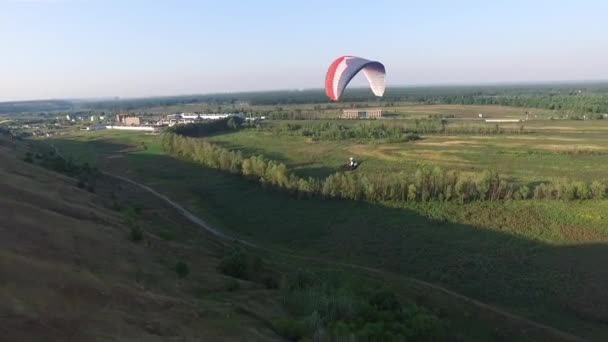 パラセーリング、パラグライダーの航空写真。キエフウクライナのパラグライダークラブ — ストック動画