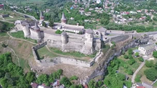 Castelo velho aéreo na colina. Castelo de Kamenetz-Podolsk. Ucrânia — Vídeo de Stock