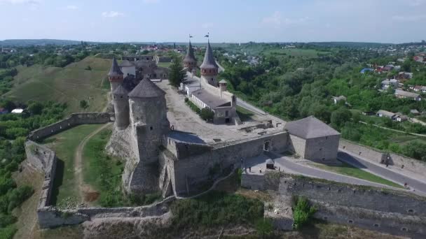 Luchtfoto oude kasteel op de heuvel. Kasteel kamenetz-Podolsk. Oekraïne — Stockvideo