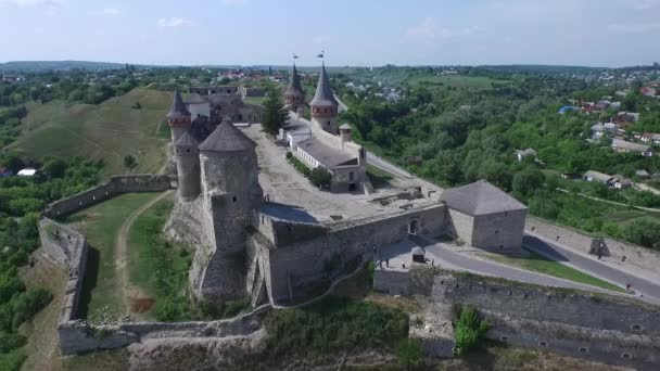 Старый воздушный замок на холме. Каменец-Подольский замок. Украина — стоковое видео