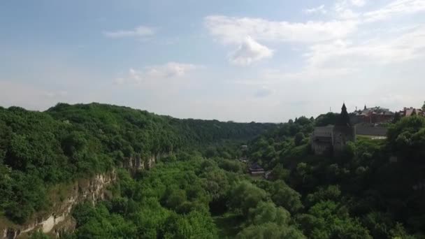 Aérea. Vuelo sobre el cañón.Castillo de Kamenetz-Podolsk. Ucrania — Vídeos de Stock