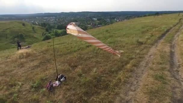 Widok z lotu ptaka parasailing, Paralotnia. Klub paralotni w Kijowie Ukraina — Wideo stockowe