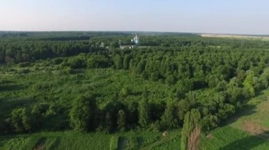 Krasnogirsk manastırına alanlar ve orman üzerinde Uçan Hava.