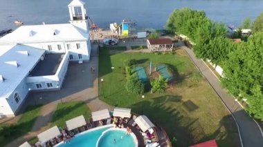 Hava doğa sporları festivali. Dalış, trambolin wakeboarding ve voleybol futbol. Kiev Ukrayna. Truhanov Adası