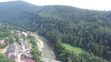 Yaremche, Ukrayna Hava güzel görüntüler. Köyün, yamaçları dağ köprüler, uçan Nehri