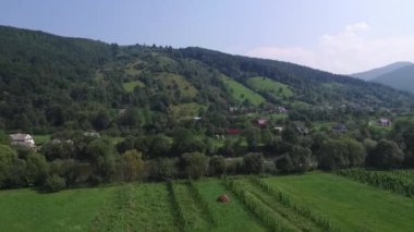 Yaremche, Ukrayna Hava güzel görüntüler. Köyün, yamaçları dağ köprüler, uçan Nehri