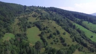 Yaremche, Ukrayna Hava güzel görüntüler. Köyün, yamaçları dağ köprüler, uçan Nehri