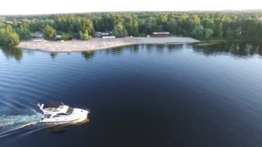 Hava nehir tekne ve plaj ile. Parti Friands