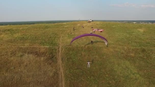 Вид с воздуха на парашютный спорт, параплан. Клуб парапланеристов в Киеве — стоковое видео