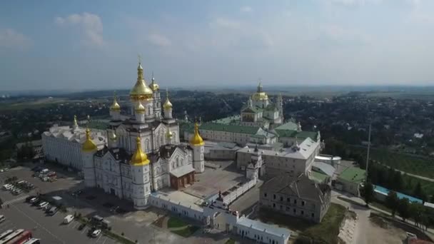 Pochaev-Kloster aus der Luft. Orthodoxe Kirche. Ukraine — Stockvideo