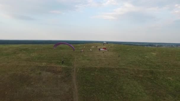 Вид с воздуха на парашютный спорт, параплан. Клуб парапланеристов в Киеве — стоковое видео