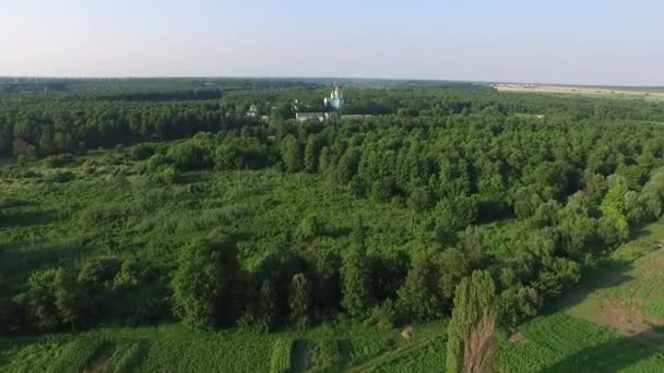 Lucht vliegen over de velden en bossen naar het Krasnogirsk-klooster. — Stockvideo