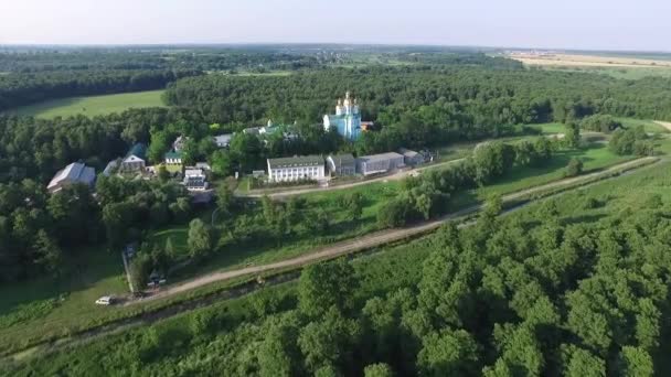 Lucht vliegen over de velden en bossen naar het Krasnogirsk-klooster. — Stockvideo