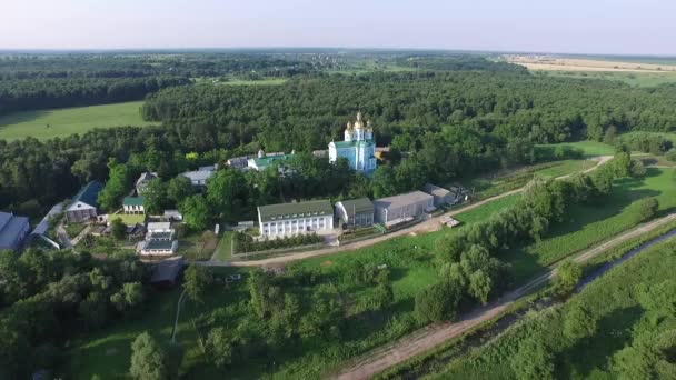Voar aéreo sobre os campos e floresta para o mosteiro de Krasnogirsk . — Vídeo de Stock