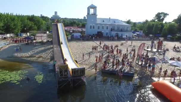 Festival de deportes extremos aéreos. buceo, trampolín wakeboard y voleibol de fútbol. Kiev Ucrania. Isla de Truhanov — Vídeos de Stock