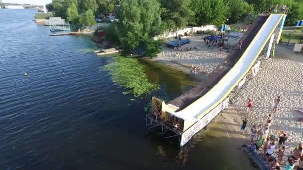 Vzdušné extrémní sportovní festival. potápění, trampolína wakeboarding a volejbal fotbal. Kyjev Ukrajina. Truhanov ostrov — Stock video