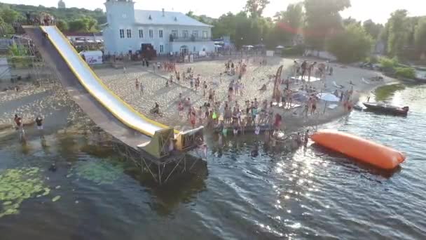 공중 극단적인 스포츠 축제입니다. 다이빙, 트램 폴 린 웨이크 보드와 배구 축구입니다. 키예프 우크라이나입니다. Truhanov 섬 — 비디오