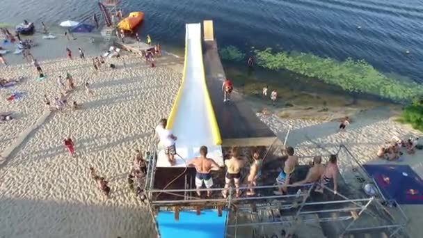 Festival de esportes radicais aéreos. mergulho, wakeboard trampolim e futebol de vôlei. Kiev Ucrânia. Ilha de Truhanov — Vídeo de Stock