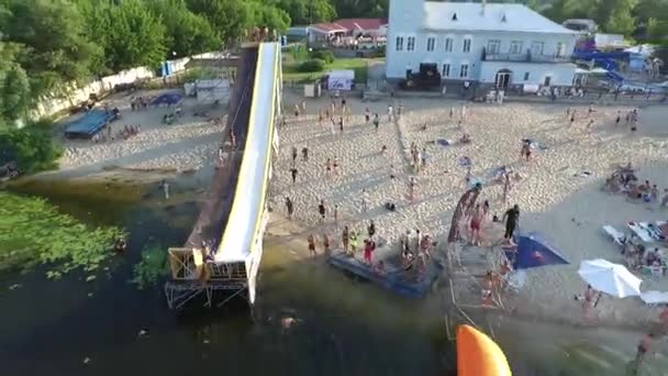 Aerial ekstreme sportsfestival. dykning, trampolin wakeboarding og volleyball fodbold. Kiev Ukraine. Truhanov øen – Stock-video