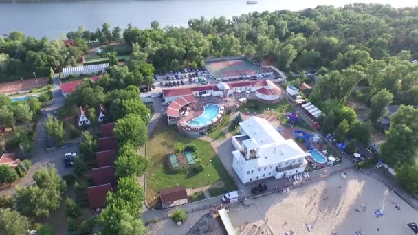 Aerial festival sport estremi. immersioni, wakeboard trampolino e pallavolo. Kiev Ucraina. Truhanov Isola — Video Stock