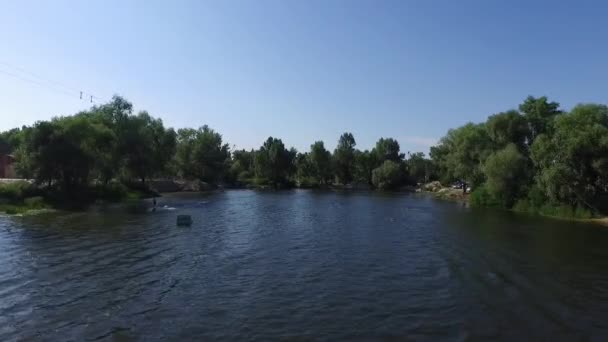 Letecký pohled na Extreme park na Ukrajině Kyjev. Dněpr Ukrajina. Wakeboard skákání v extrémních parku — Stock video