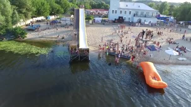 Luchtfoto extreme sporten festival. Duiken, trampoline wakeboarden en volleybal voetbal. Oekraïne in Kiev. Truhanov eiland — Stockvideo