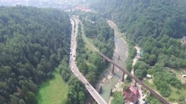 Vistas aéreas hermosas Yaremche, Ucrania. Volar sobre el pueblo, laderas de los puentes de montaña, río — Vídeos de Stock