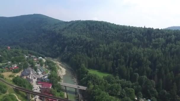 Antenne mooi uitzicht Yaremche, Oekraïne. Vliegen over het dorp, hellingen van de berg bruggen, rivier — Stockvideo