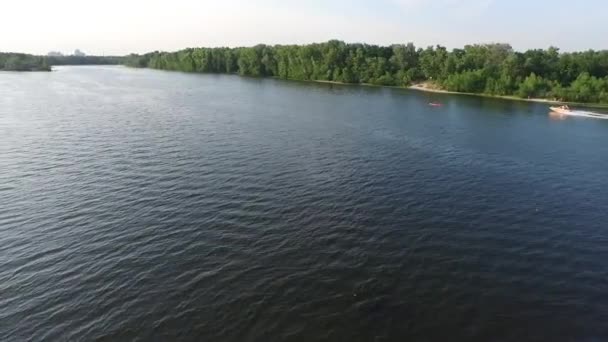 Hava doğa sporları festivali. Dalış, trambolin wakeboarding ve voleybol futbol. Kiev Ukrayna. Truhanov Adası — Stok video