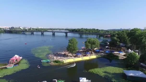 Vista aérea Parque extremo em Kiev Ucrânia. Dnipro Ucrânia. Wakeboard pulando no parque extremo — Vídeo de Stock