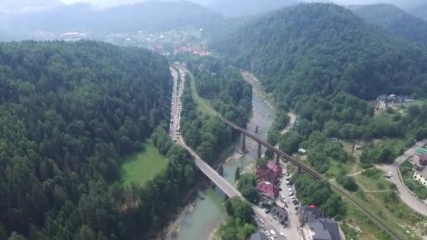 Anteny piękne widoki Jaremcze, Ukraina. Latające nad wieś, stoki górskie mostów, rzeka — Wideo stockowe