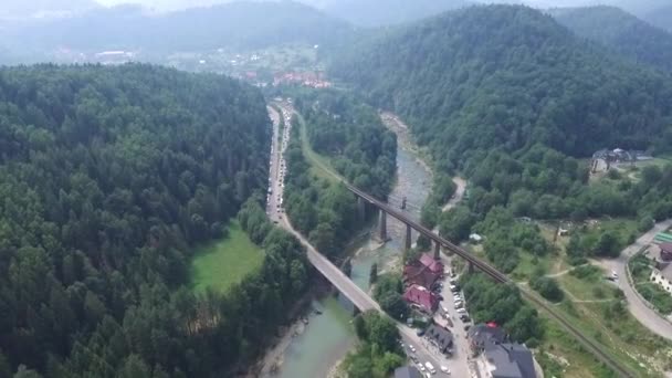 Vista aérea bonita Yaremche, Ucrânia. Voando sobre a aldeia, encostas das pontes da montanha, rio — Vídeo de Stock