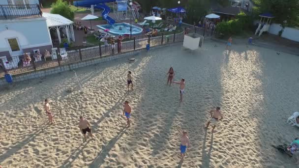 Luftsportfest. Tauchen, Trampolin-Wakeboarden und Volleyball-Fußball. kyiv ukraine. Insel Truhanow — Stockvideo