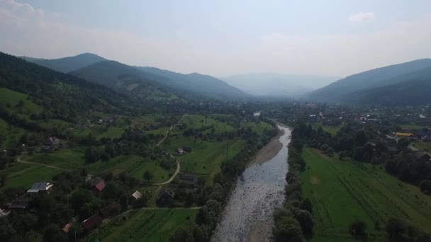 Antenn vackra visningar Yaremche, Ukraina. Flyger över byn, sluttningarna av berget broar, floden — Stockvideo