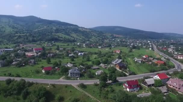 Antenn vackra visningar Yaremche, Ukraina. Flyger över byn, sluttningarna av berget broar, floden — Stockvideo