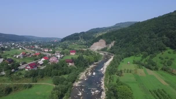 Antenne mooi uitzicht Yaremche, Oekraïne. Vliegen over het dorp, hellingen van de berg bruggen, rivier — Stockvideo