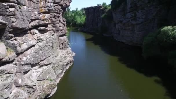 Buki Canyon Ucrania. Cañón con río. Piedras — Vídeo de stock