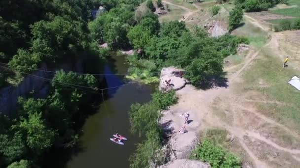 Lokets Canyon Ukraina. Canyon med floden. Rocks — Stockvideo