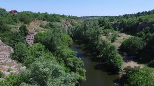 Буки Каньон Украина. Каньон с рекой. Камни — стоковое видео