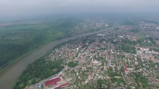 Antenne Salischtschyki ukraine. Fluss rund um die Stadt. Flussschlange — Stockvideo
