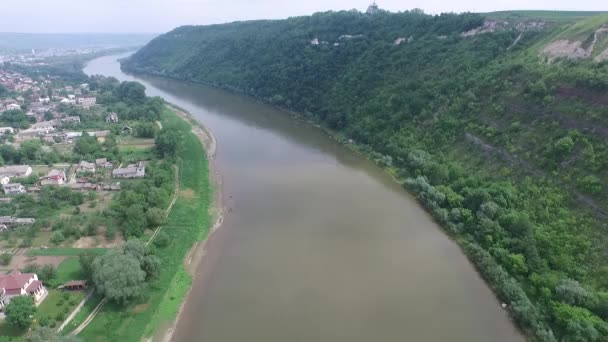 Luchtfoto Zalishchyky Oekraïne. Rivier rond de stad. River Snake — Stockvideo