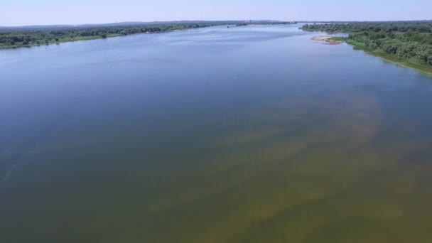 Uitzicht op de luchtfoto rivier. Dnipro. Svetlovodsk stad — Stockvideo