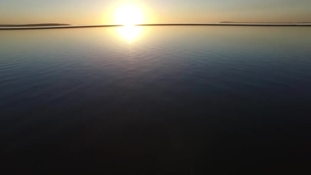 Ciudad aérea frente al mar noche. Svetlovodsk la ciudad Ucrania. Puesta de sol Dnipro — Vídeos de Stock