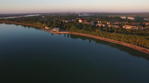 Luchtfoto waterkant stad avond. Svetlovodsk stad Oekraïne. Centrum van het stadje — Stockvideo