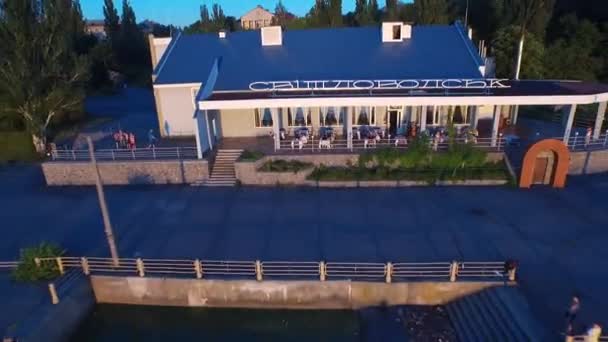 Aerial waterfront city evening. Svetlovodsk city Ukraine. Centre of the small city — Stock Video