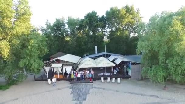 Rivière aérienne avec le bateau et la plage. Friands de fête — Video