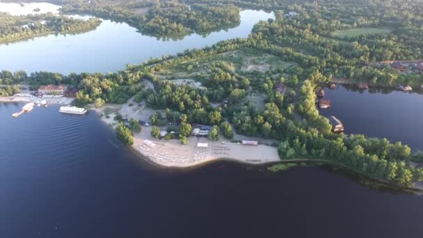 Río aéreo con el barco y la playa. Amigos de fiesta — Vídeos de Stock