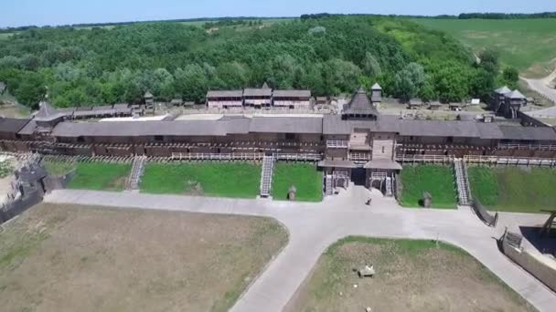 Luchtfoto oude houten stad. fantastische stad. architectonisch monument. Kiev Rus — Stockvideo