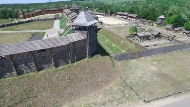 Luftaufnahme der alten Holzstadt. fabelhafte Stadt. Architekturdenkmal. kyiv rus — Stockvideo