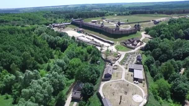 Luchtfoto oude houten stad. fantastische stad. architectonisch monument. Kiev Rus — Stockvideo